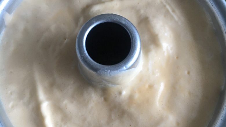 超浓椰香戚风蛋糕,倒入模具里,震出大气泡