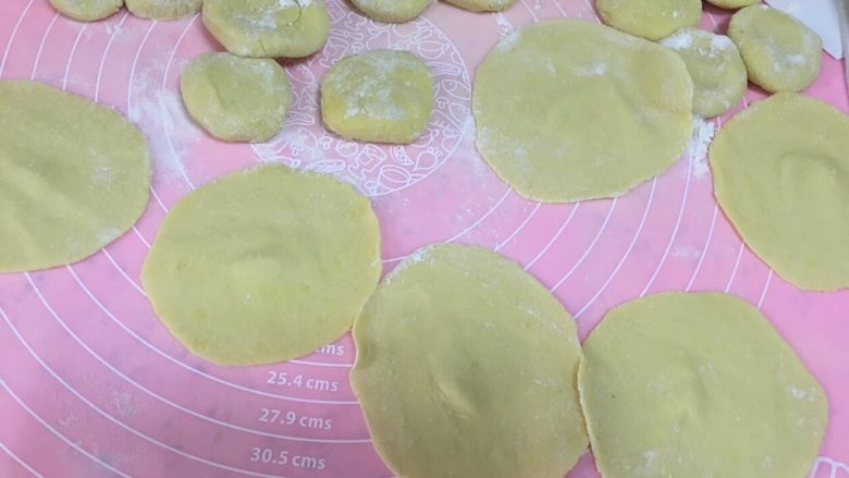 玉米面蒸饺,玉米面用热水烫面,烫稀点,放置稍凉加白面揉匀,醒10分钟后,分剂子,杆皮,包饺子。玉米面较软皮要稍厚些。