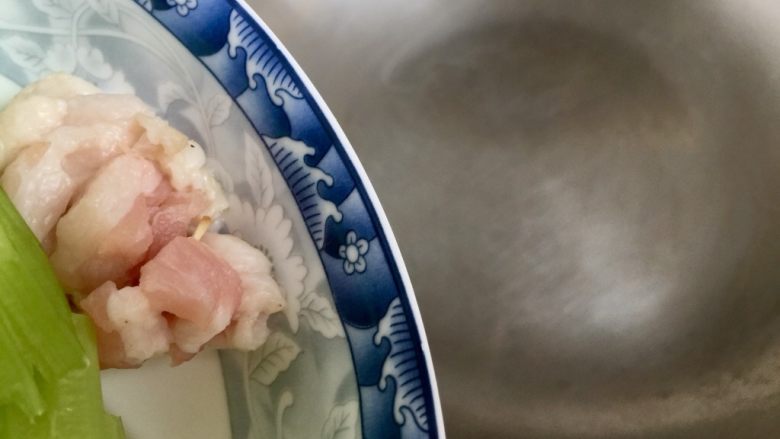 翠&香&丝➕西芹香干炒肉丝,热锅加入肥肉丁,煸出猪油,当然大家也可以不要猪油,直接用食用油