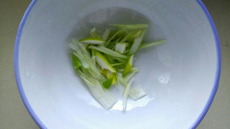 荷包蛋酱油汤面,煮面条时准备佐料,葱切碎放碗里