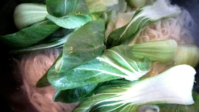 荷包蛋酱油汤面,此时面条煮熟,放入油菜烫一分钟即可