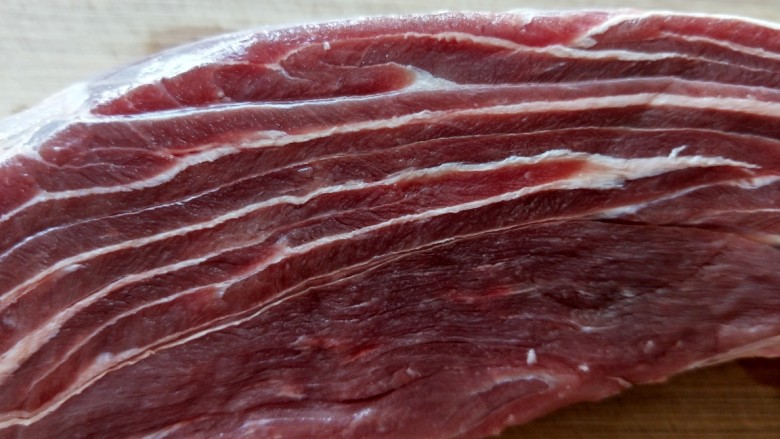经典卤牛肉之凉拌牛肉,<a style='color:red;display:inline-block;' href='/shicai/ 4956'>牛腱子肉</a>用盐搓洗,再用热水清洗干净