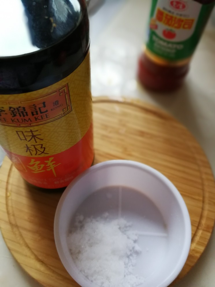 国民菜～儿童版西红柿炒鸡蛋,辅料二，<a style='color:red;display:inline-block;' href='/shicai/ 788'>生抽</a>和<a style='color:red;display:inline-block;' href='/shicai/ 3729'>白糖</a>