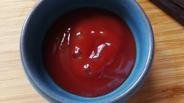 国民菜～儿童版西红柿炒鸡蛋,<a style='color:red;display:inline-block;' href='/shicai/ 699'>番茄酱</a>倒入小碟子里面备用