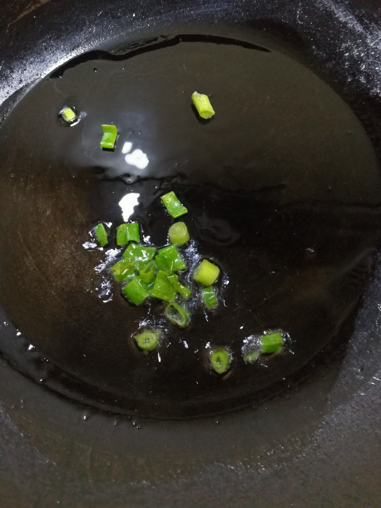 国民菜～儿童版西红柿炒鸡蛋,放入葱花爆香
