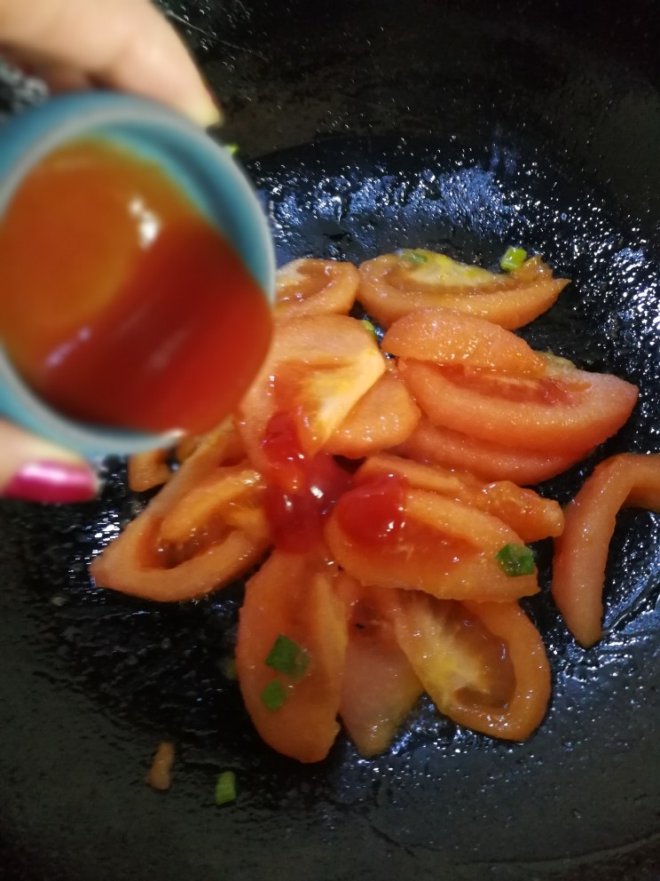 国民菜～儿童版西红柿炒鸡蛋,倒入番茄酱