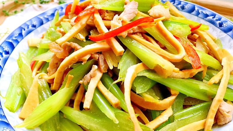 翠&香&丝➕西芹香干炒肉丝,这道菜制作简单,西芹脆嫩,香干柔韧,肉丝滑嫩,美味可口,营养丰富,很适合家常食用喔