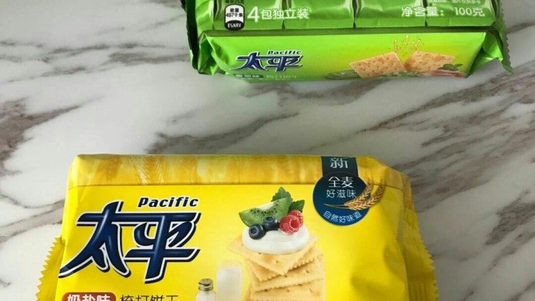 抹茶芒果丁牛扎饼,我是临时在小超市买的太平饼干,口感偏硬点