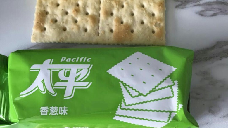 抹茶芒果丁牛扎饼,独立包装的,两种口味,一种奶盐,一种葱香。