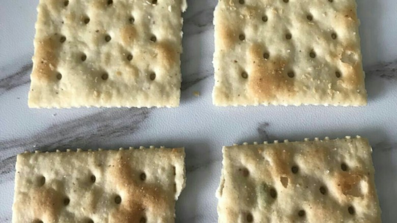 抹茶芒果丁牛扎饼,从中间小心掰开,也可以用锯齿刀锯开,切口比较整齐,我比较懒就没爱拿刀。