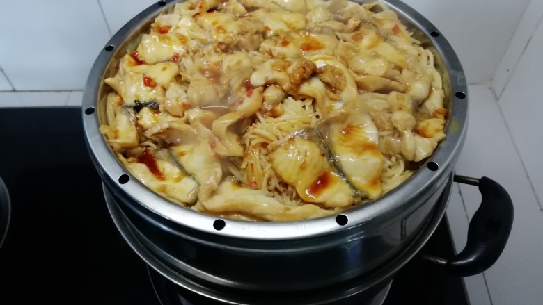 米粉鱼,鱼肉蒸熟,淋上辣椒,味极鲜,茶油的调味酱