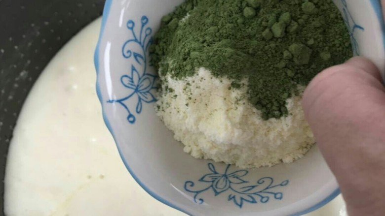 抹茶芒果丁牛扎饼,再加入<a style='color:red;display:inline-block;' href='/shicai/ 1124'>奶粉</a>和抹茶粉,然后关火,我的抹茶粉因为氧化了,有了颗粒,应该过一下筛的。