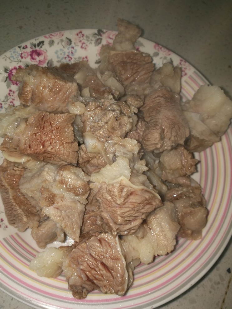 番茄炖牛腩,肉焯掉血水