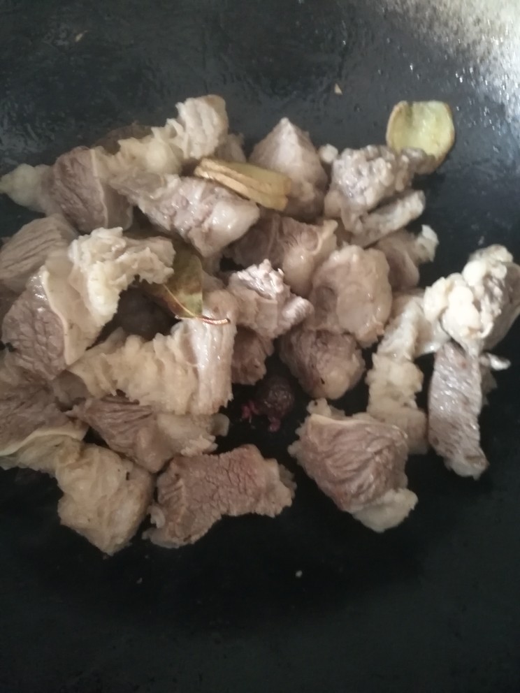 番茄炖牛腩,锅烧热加少量油倒入大料爆香,然后倒入肉炒至表面稍微发黄
