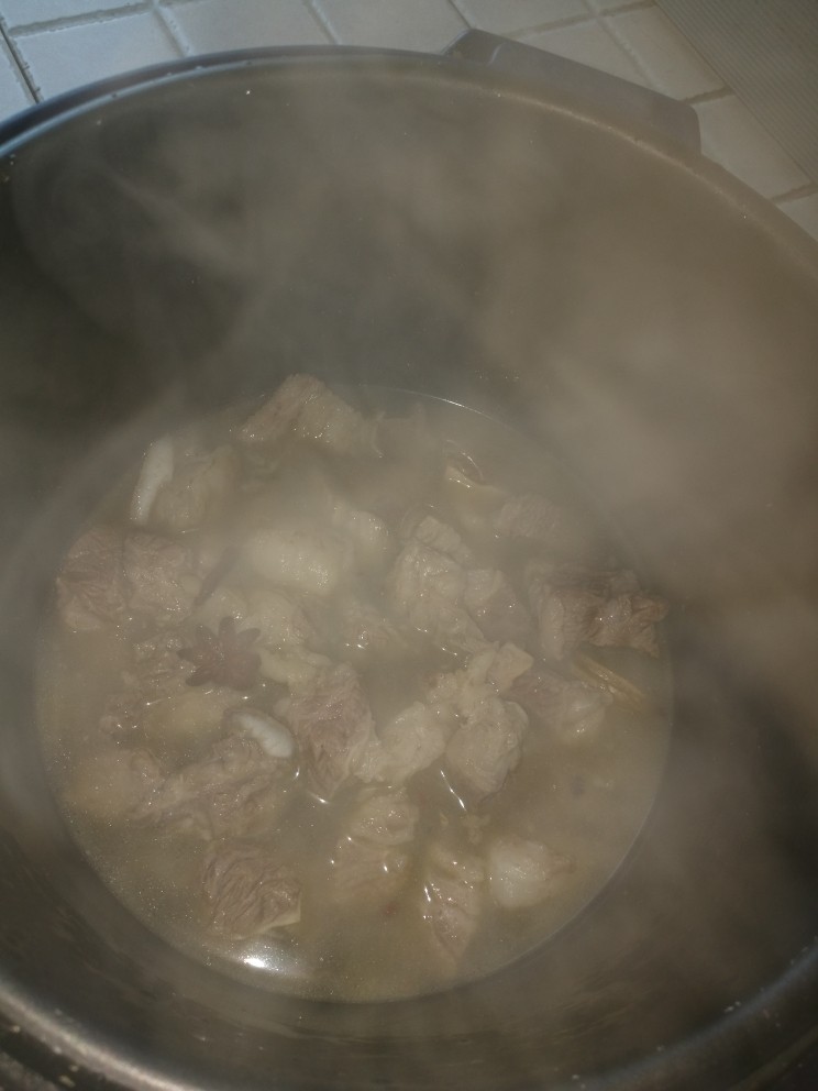 番茄炖牛腩,加热水高压锅炖30分钟