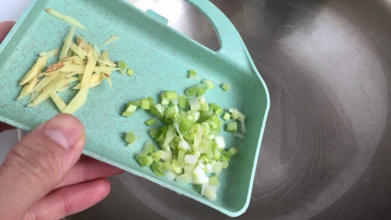 白玉翡翠➕黄瓜白玉菇皮蛋汤,热锅冷油,小火加入姜丝葱白煸香