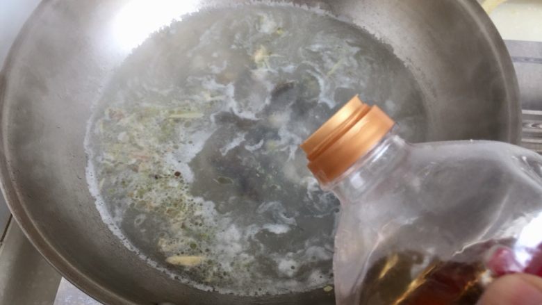 白玉翡翠➕黄瓜白玉菇皮蛋汤,加入少许料酒,小火炖煮十分钟,让皮蛋的味道融入汤中