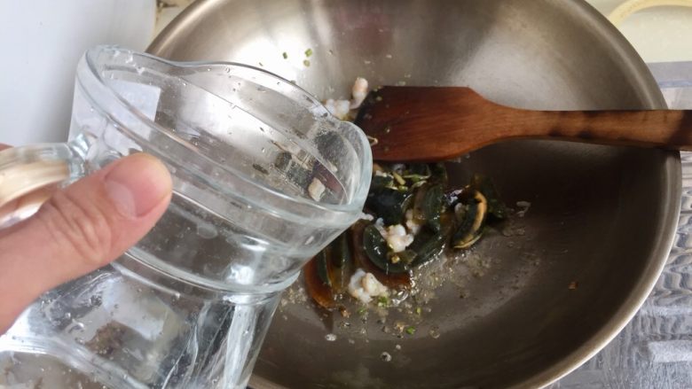 白玉翡翠➕黄瓜白玉菇皮蛋汤,加入一升左右的清水,转中火