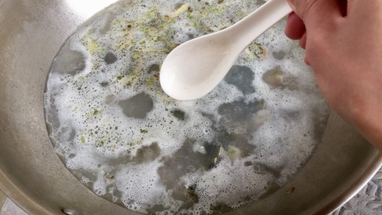 白玉翡翠➕黄瓜白玉菇皮蛋汤,水开,用勺子舀去浮末