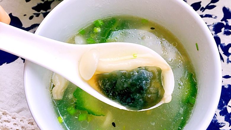 白玉翡翠➕黄瓜白玉菇皮蛋汤,皮蛋的味道融入汤中,混合黄瓜的清香,加上虾仁白玉菇,这道汤,营养丰富,简单却很鲜美,宝宝们快来试试看吧