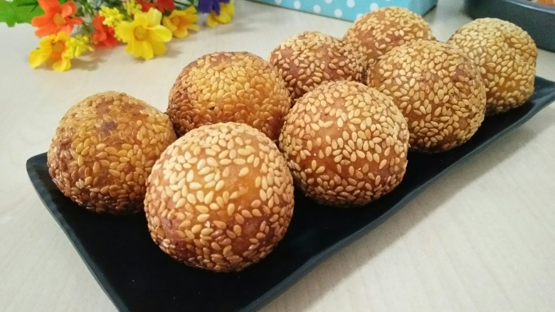 换个方式吃牛奶,炸一会翻动一下,以免受热不均匀,炸至丸子膨胀浮起来即可捞起来控油