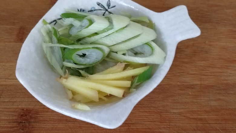 绿波荡漾肉相思_京酱肉丝炝菠菜,葱丝,姜丝