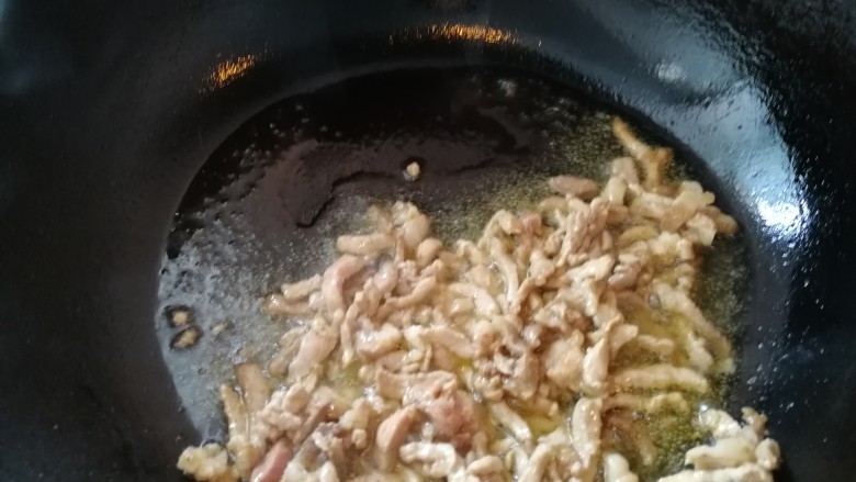 绿波荡漾肉相思_京酱肉丝炝菠菜,油热炒肉丝,放点糖和花椒面。
