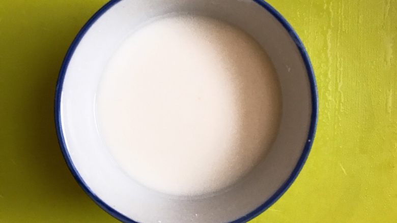 超细腻的西红柿鸡蛋汤,淀粉加水搅拌成水淀粉,浓稠成都看自己喜好。