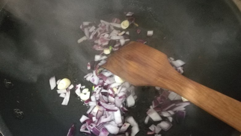 番茄香肠意大利面,锅烧热,下洋葱和蒜