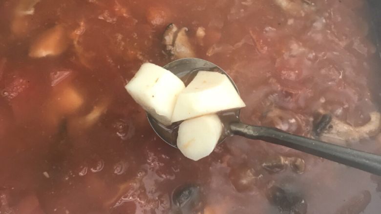 番茄炖牛腩,五分钟后,放入长山药在锅里煮