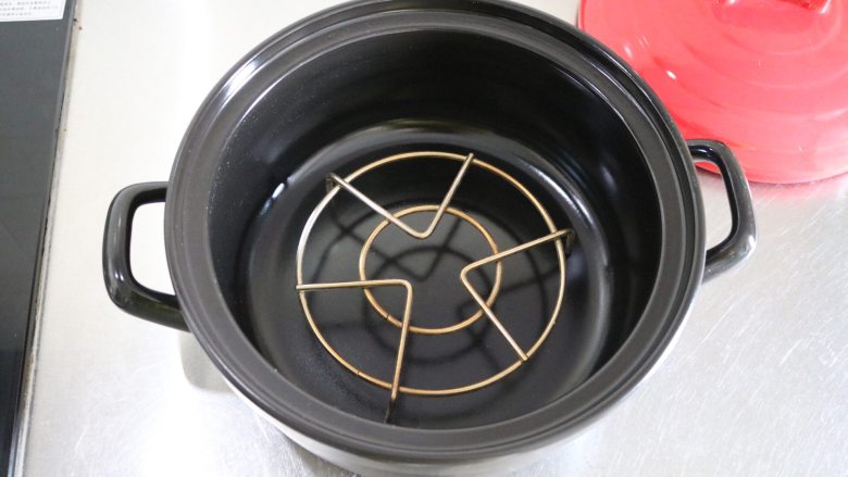 原汁原味烤羊排,砂锅放好支架,铺两张锡纸,