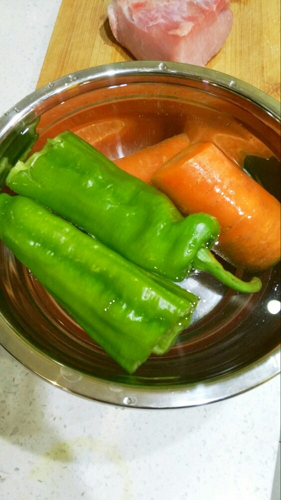 苹果醋版咕咾肉,青椒,<a style='color:red;display:inline-block;' href='/shicai/ 25'>胡萝卜</a>清水泡10分钟。