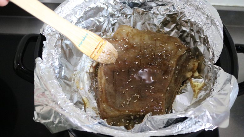 原汁原味烤羊排,期间要翻面一次,防止局部烤糊;