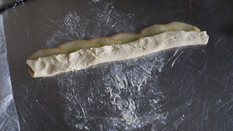 苹果玫瑰花,将下面的蛋挞皮折上来,压一下