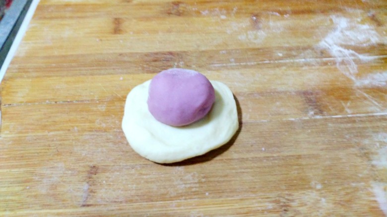 紫薯花样馒头,白面团按成饼,放紫薯剂子