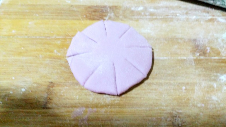 紫薯花样馒头,按扁,用刀均匀切成花瓣