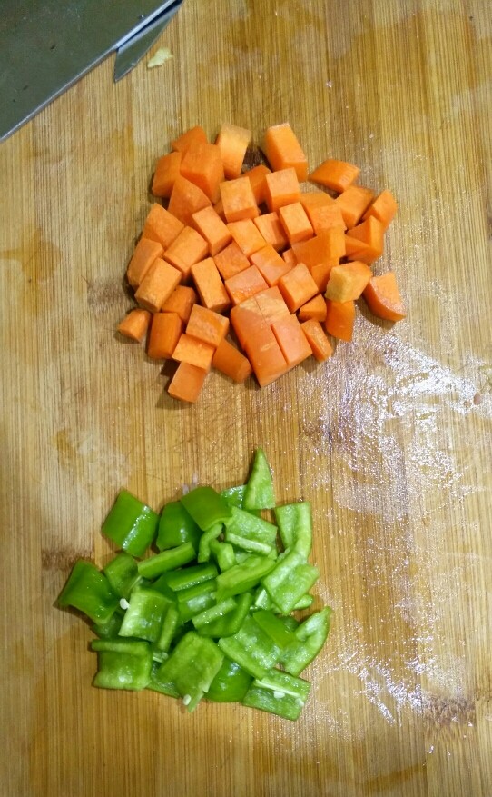 苹果醋版咕咾肉,胡萝卜,青椒切粒。