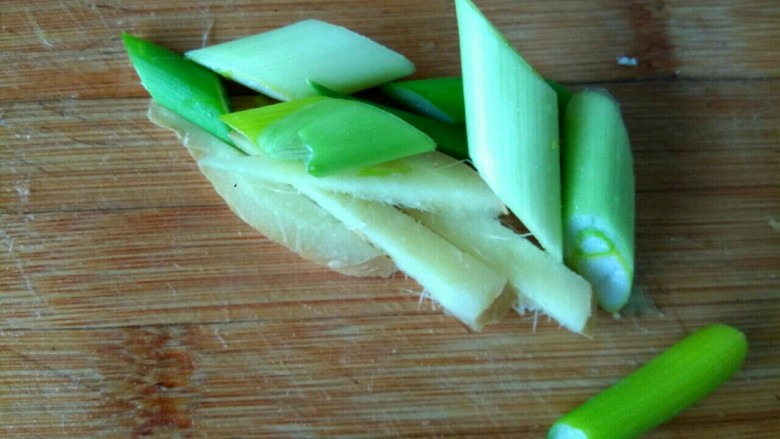 白菜粉丝炖豆腐,葱切段，姜切丝