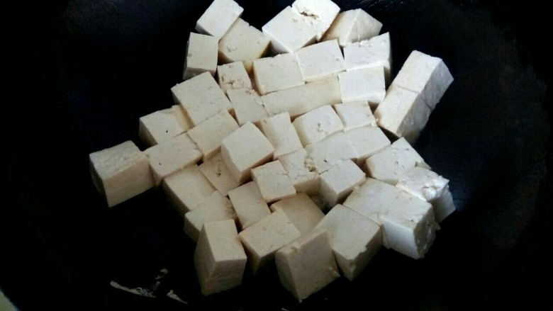 白菜粉丝炖豆腐,烧水时,炒锅烧热,然后放入适量<a style='color:red;display:inline-block;' href='/shicai/ 857'>植物油</a>,烧热,下入豆腐块(必须确保热锅,这样豆腐不粘锅),先不要翻动,晃动炒锅即可,成形再翻动把豆腐煎至金黄