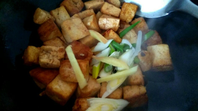 白菜粉丝炖豆腐,放入两勺<a style='color:red;display:inline-block;' href='/shicai/ 718'>料酒</a>,放入葱姜