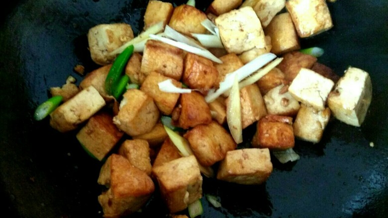 白菜粉丝炖豆腐,翻炒均匀