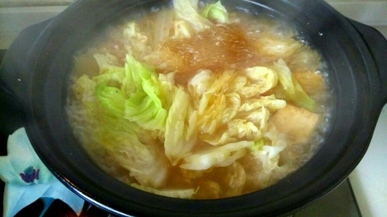 白菜粉丝炖豆腐,再次大火烧开关火,滴入几滴<a style='color:red;display:inline-block;' href='/shicai/ 847'>香油</a>调味