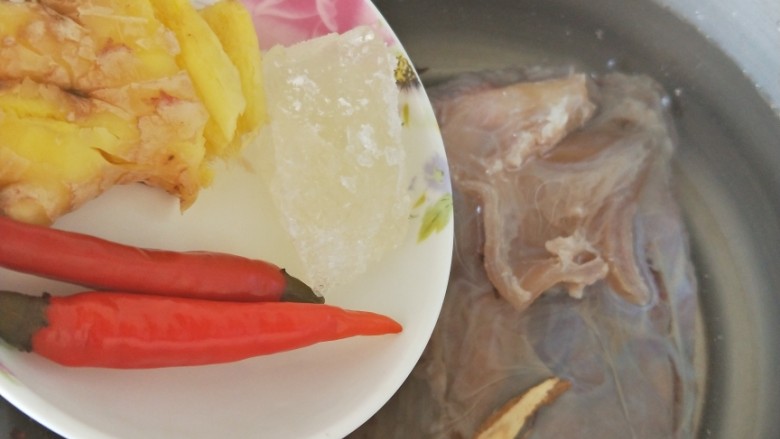 经典卤牛肉之凉拌牛肉,放入姜,辣椒,冰糖