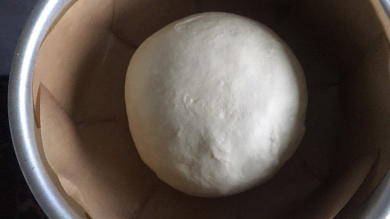 奶酪系列之:雪顶奶酪包,整型好的面团放在模具中央