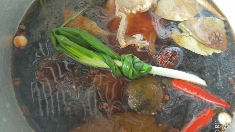 经典卤牛肉之凉拌牛肉,放入葱节,盖好盖子,开始排气后压20分钟