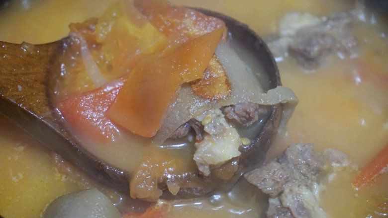 番茄牛尾汤,汤煲好后,撒入适量<a style='color:red;display:inline-block;' href='/shicai/ 720'>胡椒粉</a>和盐调味