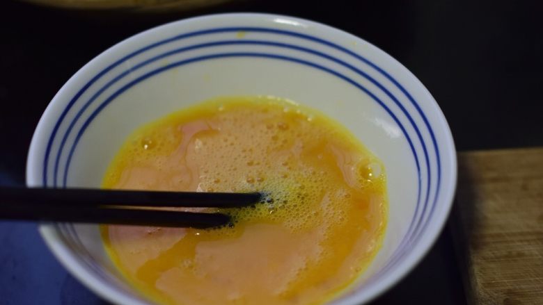 牛肉蛋炒饭,<a style='color:red;display:inline-block;' href='/shicai/ 9'>鸡蛋</a>加盐,打散。