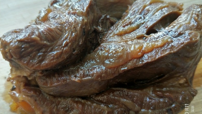经典卤牛肉之凉拌牛肉,捞出牛肉,放凉切片