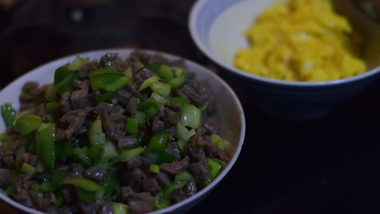 牛肉蛋炒饭,炒至牛肉变色,盛起。
