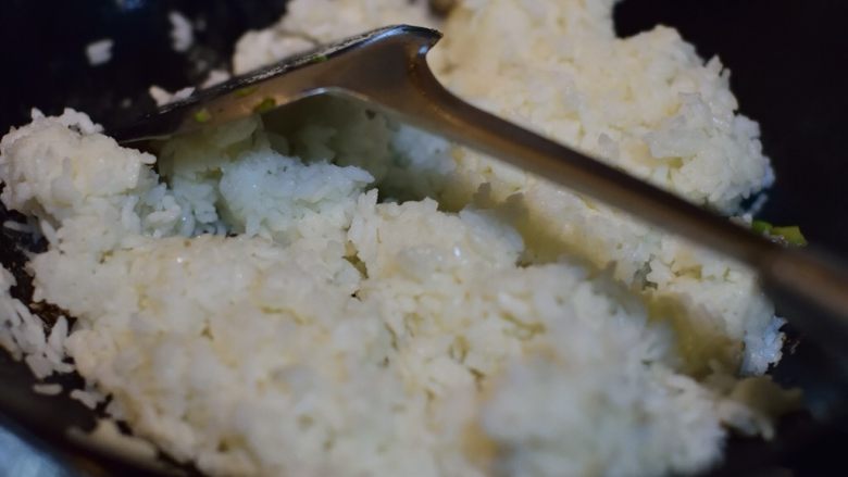 牛肉蛋炒饭,锅中不用再放油了,米饭放进去,压散。